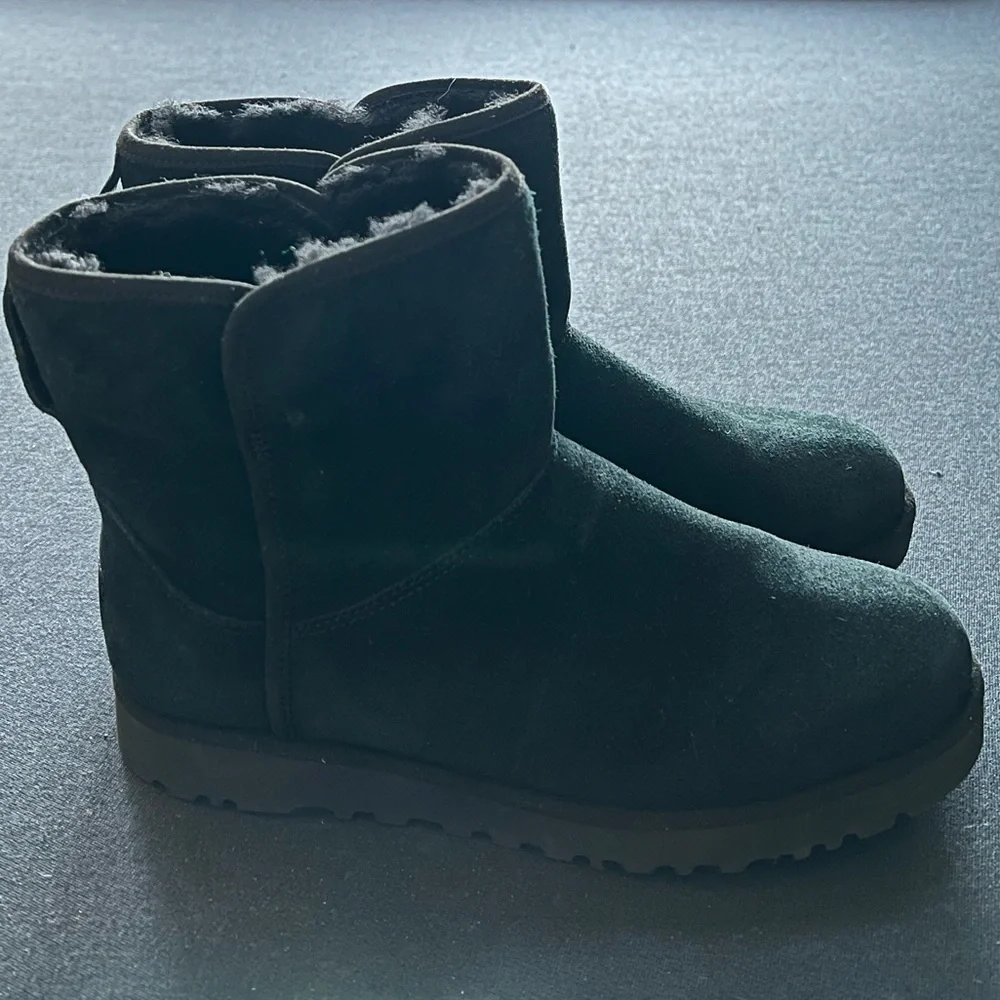 Ugg Cory II Genuine Shearling Lined Boot in black size 6